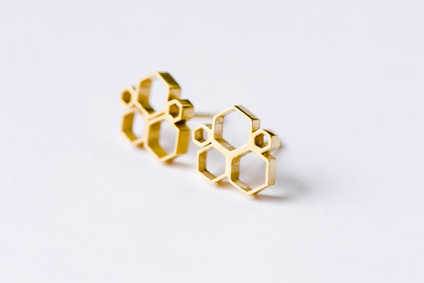 DovecotStudios's tweet photo. #TakerMaker #Selected2015 #jewellery #selling #craft #honeycomb #earrings @JoPudelko https://t.co/G9XGmGI3UH https://t.co/cDW5lqr4Rb