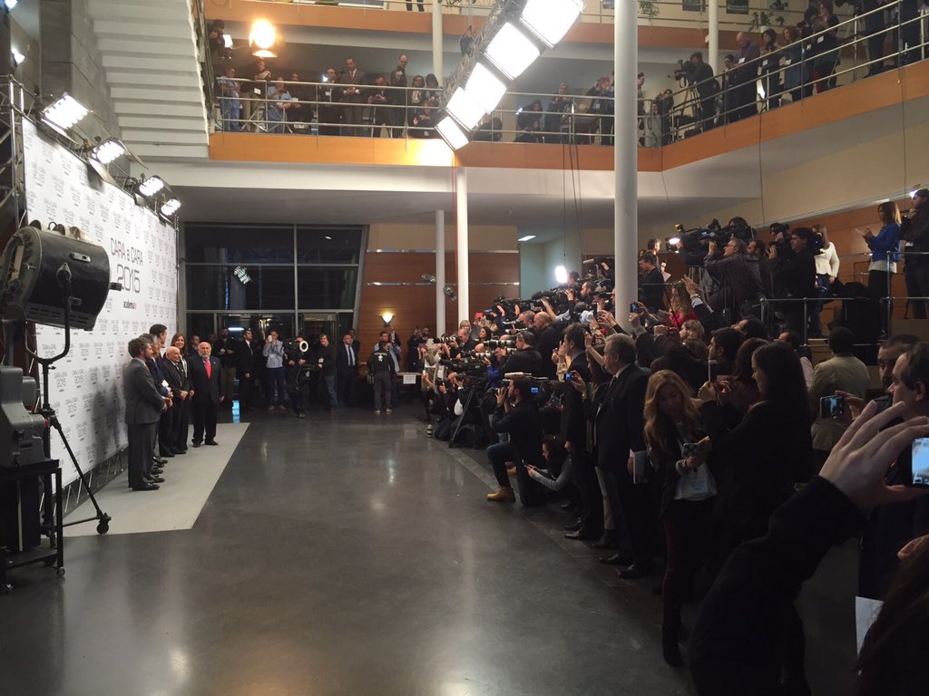 sanchezcastejon's tweet photo. En la @academia_tv preparado para el debate de esta noche. 👍🏼#CaraACara2015 https://t.co/8djQvMAuON