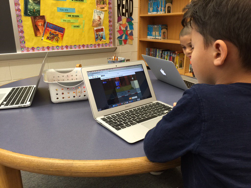 GESGATOR's tweet photo. 1st graders getting in on the #HourOfCode action! #scpshourofcode @SCPSMathScience #gesgators https://t.co/28JiU56DmD