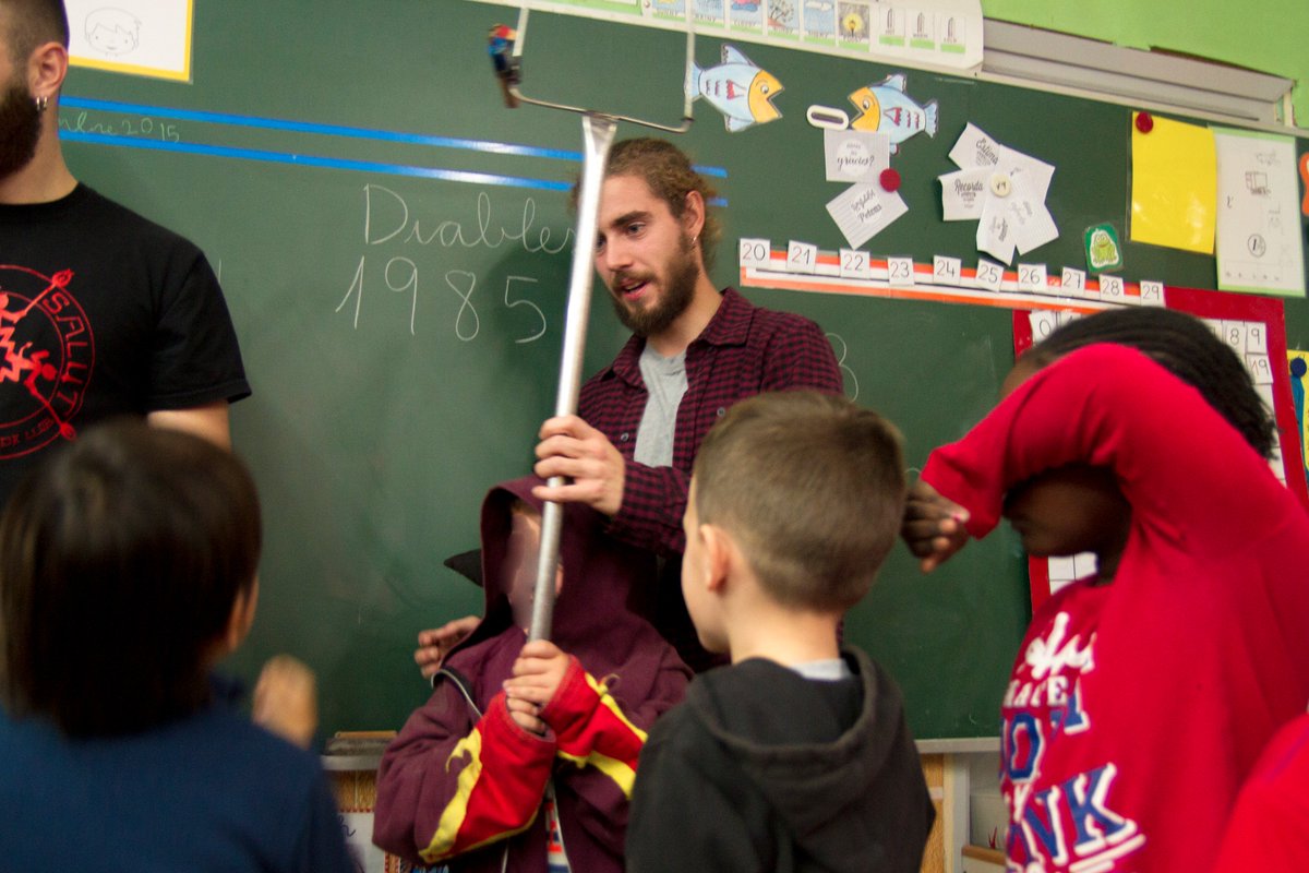 Avui fent crèixer la cultura a l'escola Salesians de Mataró. Creant futurs diables!  #SantFeliu #DiablesLaSalut