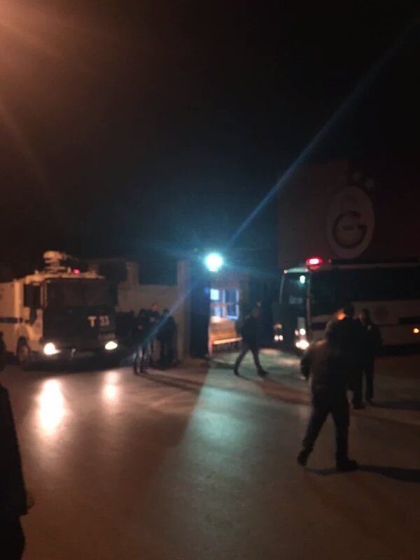 Besiktasyolu_'s tweet photo. Flaş!
Galatasaray taraftarlarının  protesto edecek haberleri üzerine Florya'ya TOMA getirildi. https://t.co/FITWMNaVYd