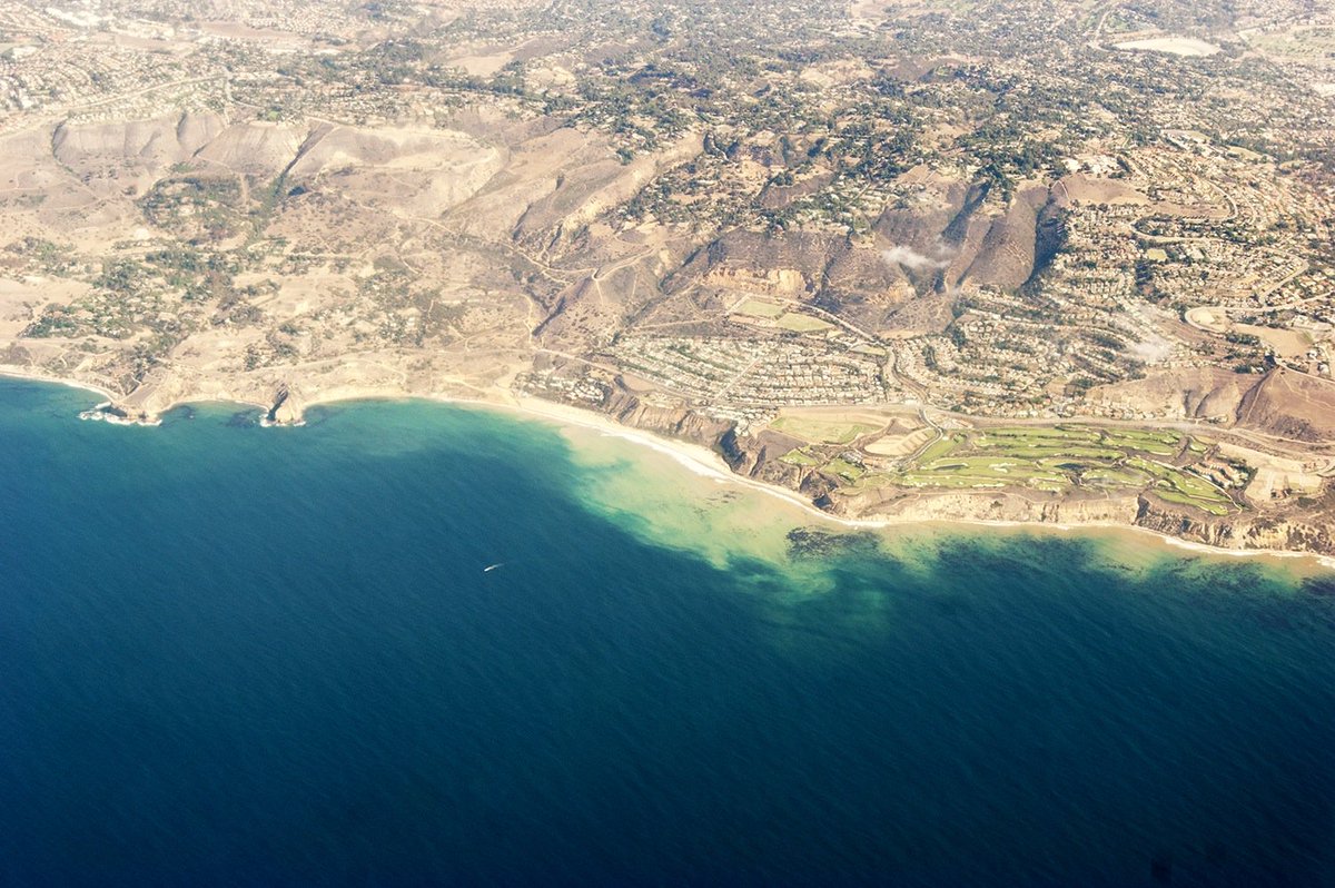 TheClub's tweet photo. You know you're addicted to golf when you find yourself looking for courses out of plane windows #LittleBookofGCW https://t.co/DWRWCH53pq