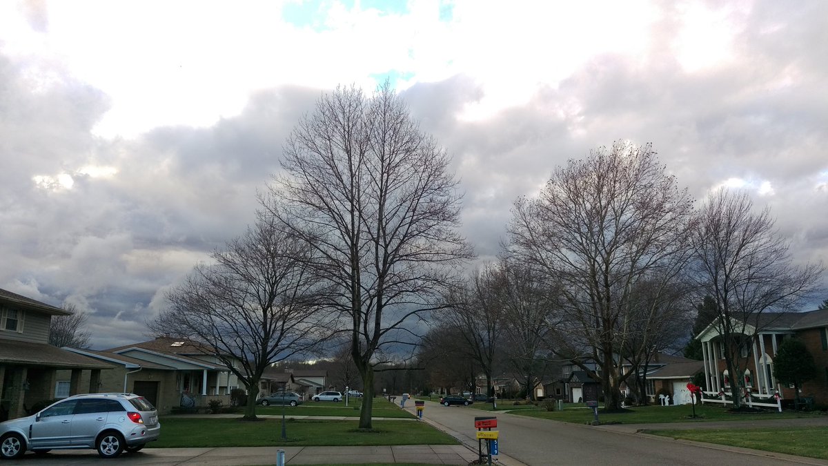 WxShaw's tweet photo. Dark to the west and sunny to the east #massilon #ohio #weather @wkyc https://t.co/WdwYRqjCMQ