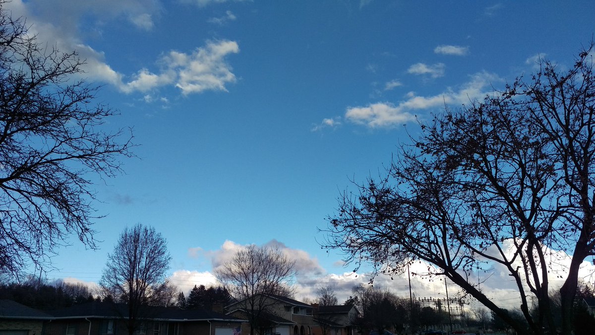WxShaw's tweet photo. Dark to the west and sunny to the east #massilon #ohio #weather @wkyc https://t.co/WdwYRqjCMQ