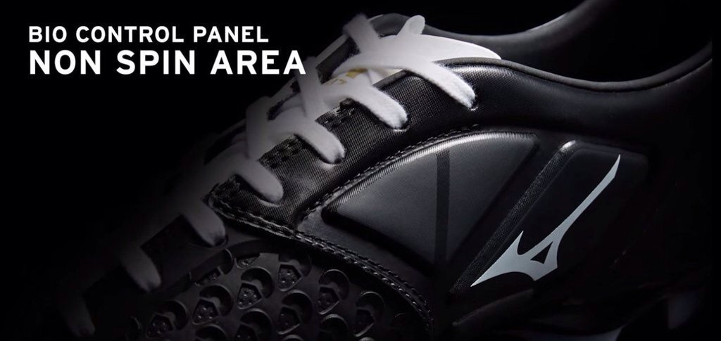 SoccerViper's tweet photo. The @MizunoFootball #WaveIgnitus 4 Black/White Available in 2016 👌 https://t.co/XzdJOIfTI9