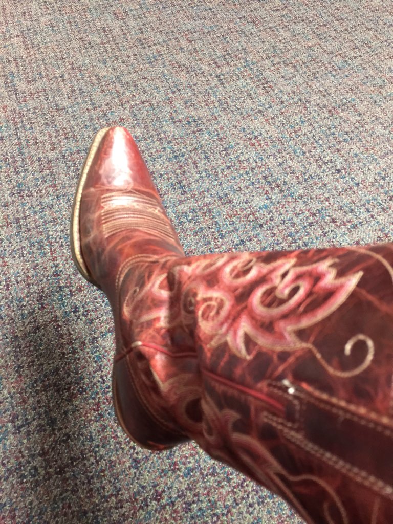 thedalybuzz's tweet photo. Random thoughts....these boots rock. https://t.co/WhRvqFmSgS