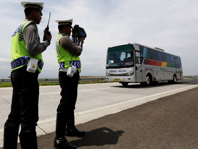 detikcom's tweet photo. Polisi Cek Kecepatan Kendaraan di Tol Cipali https://t.co/UHg7hARjTx via @detik_foto https://t.co/dfrDkaKNKO