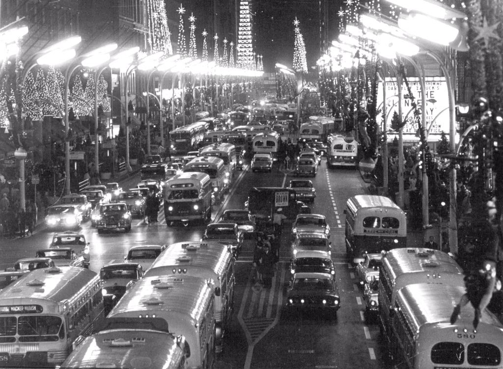 Mike_PiFF03's tweet image. Ever wonder what a #Chicago Christmas on State Street in 1962 looked like?

@ChooseChicago
