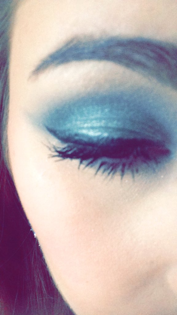 makeup_by_cassy's tweet photo. Love dark greens on the eyes for this time of year https://t.co/EOlIfDTuNq