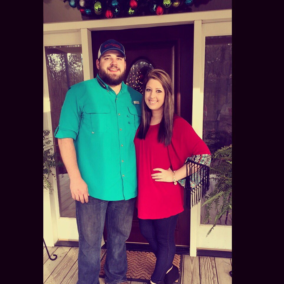 LoganBrooke_92's tweet photo. Holidays are better with you 😘🎄 @Georgia_7474 https://t.co/5ryFtJirYI