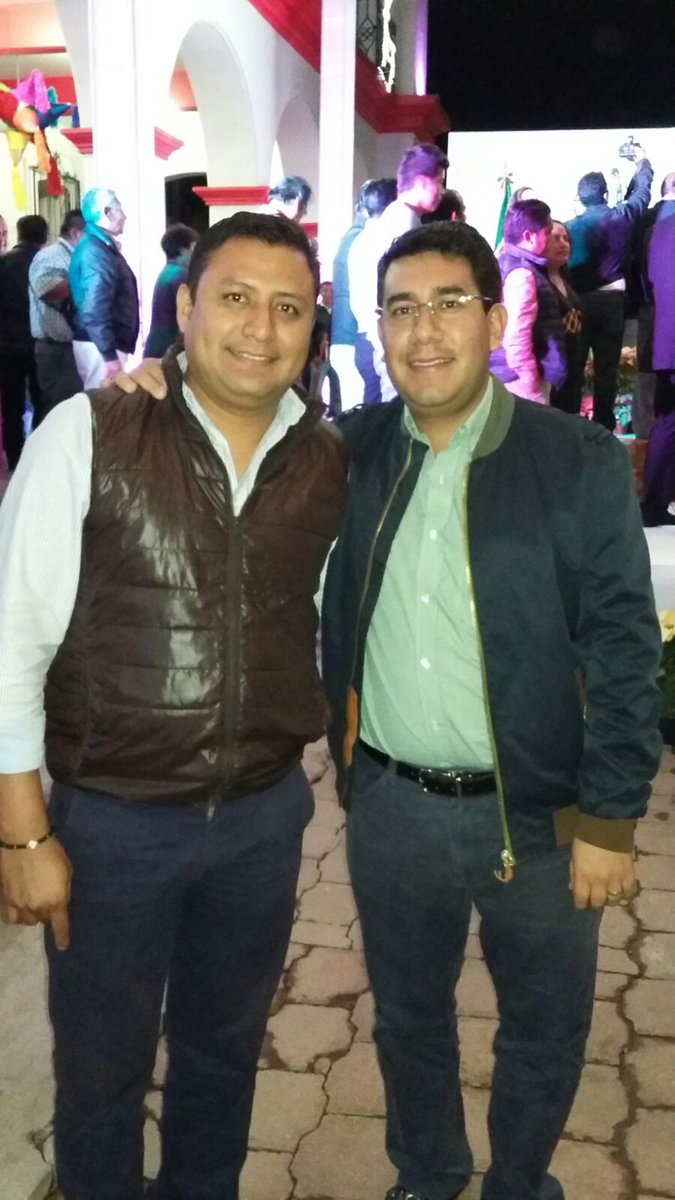 VanguardiaOax's tweet photo. Saludando a mi amigo @pacoangelm Delegado #SRE en el 2do Informe d la presidenta d Zimatlan @YolandaBritania #Oaxaca https://t.co/7FpE5JREWK