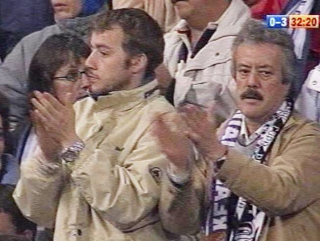 YULOFFF's tweet photo. No sabía yo que el hombre que aplaudió a Ronaldinho en el Bernabéu era el moderador del debate https://t.co/PXgVoIcRcQ