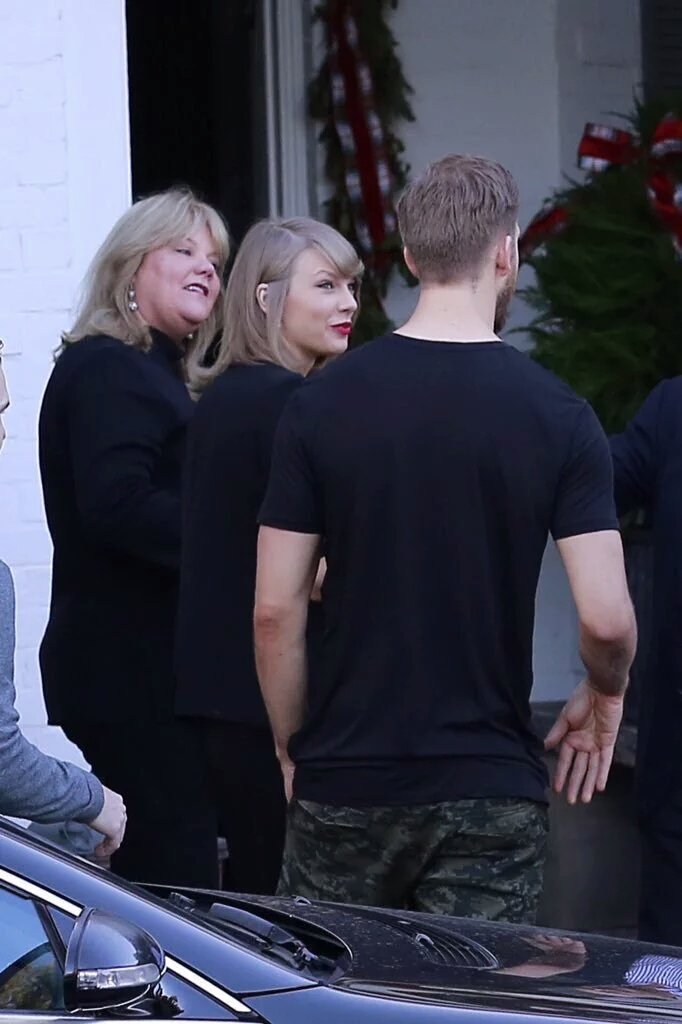 SwiftInstinct's tweet photo. Candids photo of Taylor out with Calvin,  Mama Swift,  and Papa Swift yesterday in LA! https://t.co/ffqay4NuJs