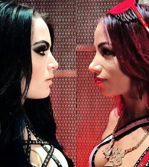 GibsonMenace77's tweet photo. Any of these two is fine by me... #SlammyAwards #DivaOfTheYear #MostOver https://t.co/zeA6b1fwrk
