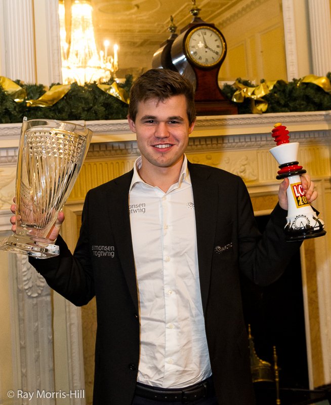 RayMorrisHill's tweet photo. Tonight at Simpson's-in-the-Strand, Magnus Carlsen received #londonchess Classic and #GrandChessTour trophies https://t.co/6SCf2t1tOM