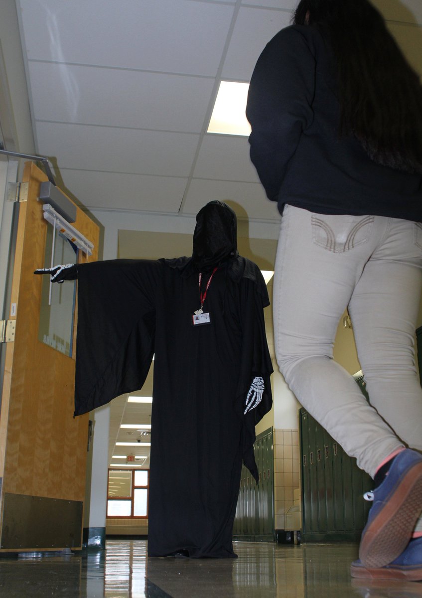 costamark2's tweet image. Earlier today *another* fictional character appeared in our building @RBMSRockets ...@RBMSEhrola #language_arts