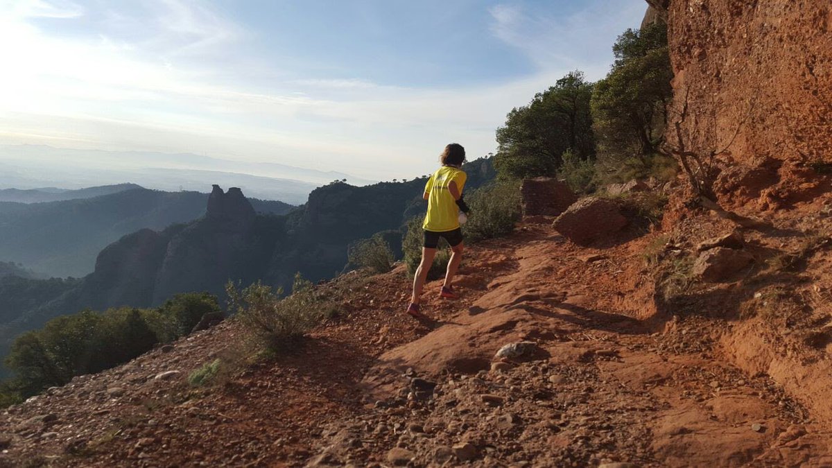 irenetrail's tweet photo. Disfrutando del paisaje❤y probando zapatillas #Asics #FujiPRO +sistema hidratación #JurekGrip En La Mola #BCN #trail https://t.co/9oUUEaJmcT
