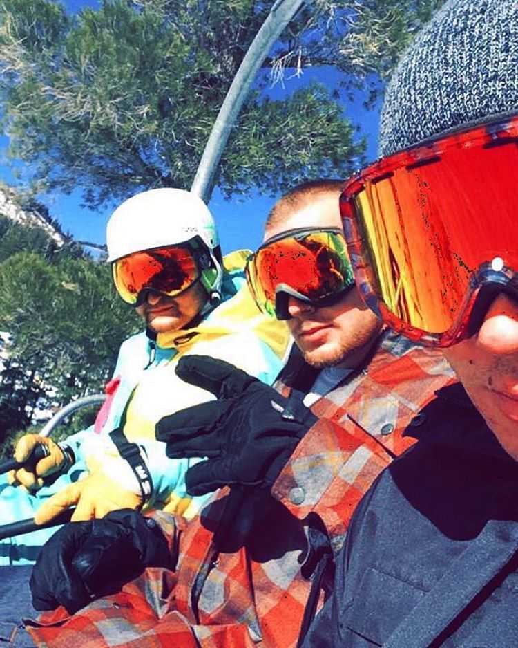 TheSnowflakeApp's tweet photo. Tweet us your photos if you shredded with a bud this weekend #thesnowflakeapp photo cred: @blackjackmon https://t.co/4XS7c3JtDv
