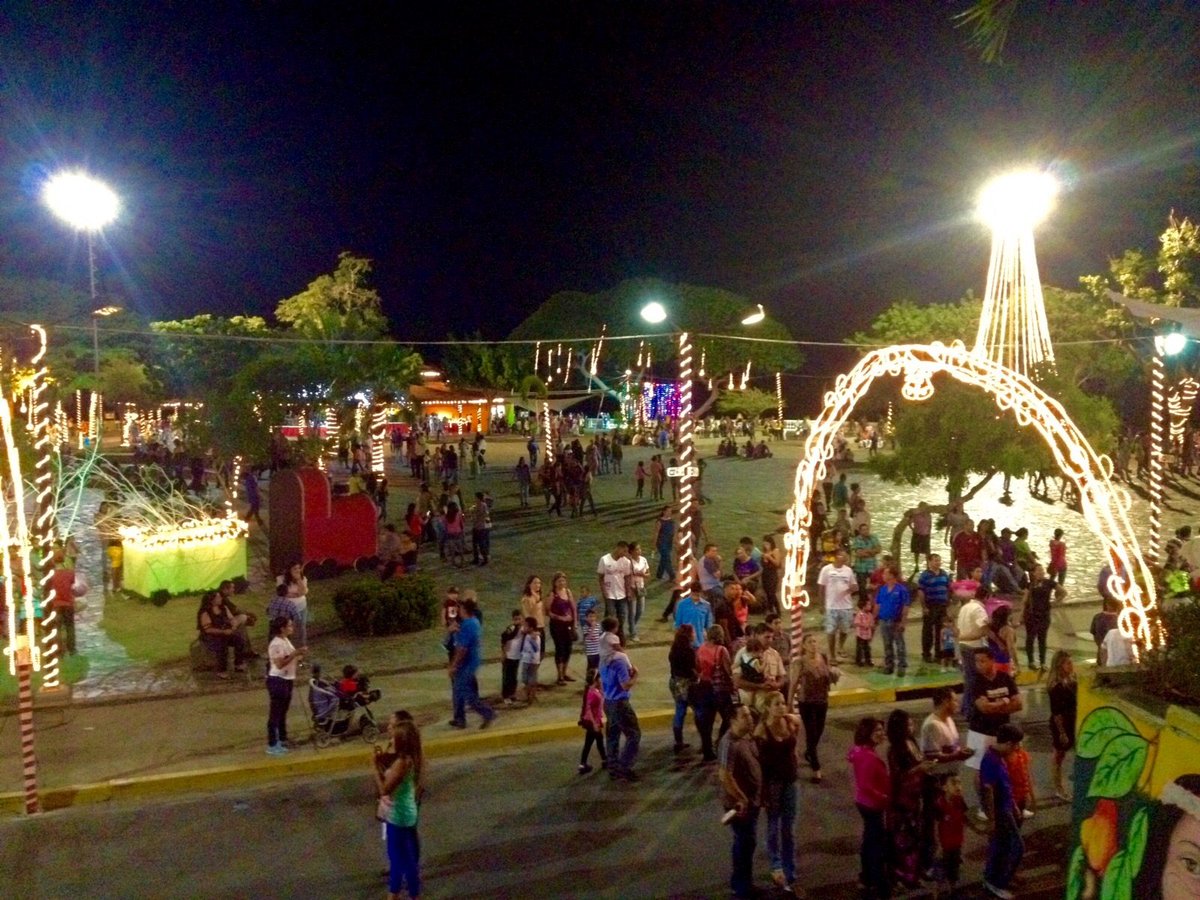 LatinoamericaES's tweet photo. Sal un rato de casa y disfruta de la #Navidad junto a tu familia en el Mirador Angostura :)

Fotografías: @daproli https://t.co/beL4fWw821