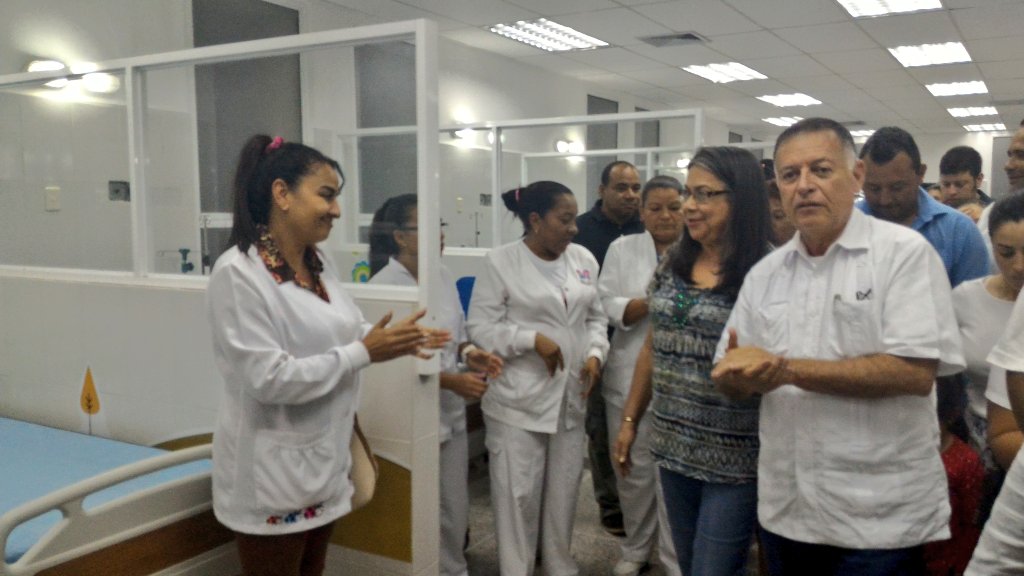 PanchoArias2012's tweet photo. Desde la Parroquia Bolívar entregamos Rehabilitada la Sala de hospitalización del Hospital II de Niños de Maracaibo. https://t.co/oPOdLVLZX6