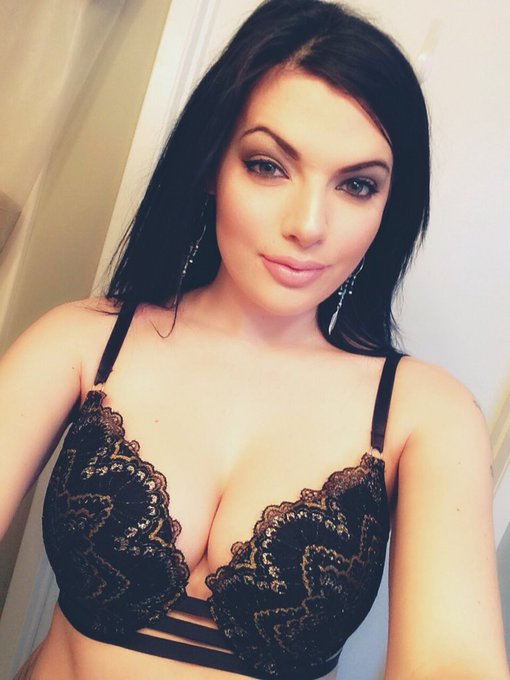 Loving this new bra! ☺️ https://t.co/fr02It3KaK