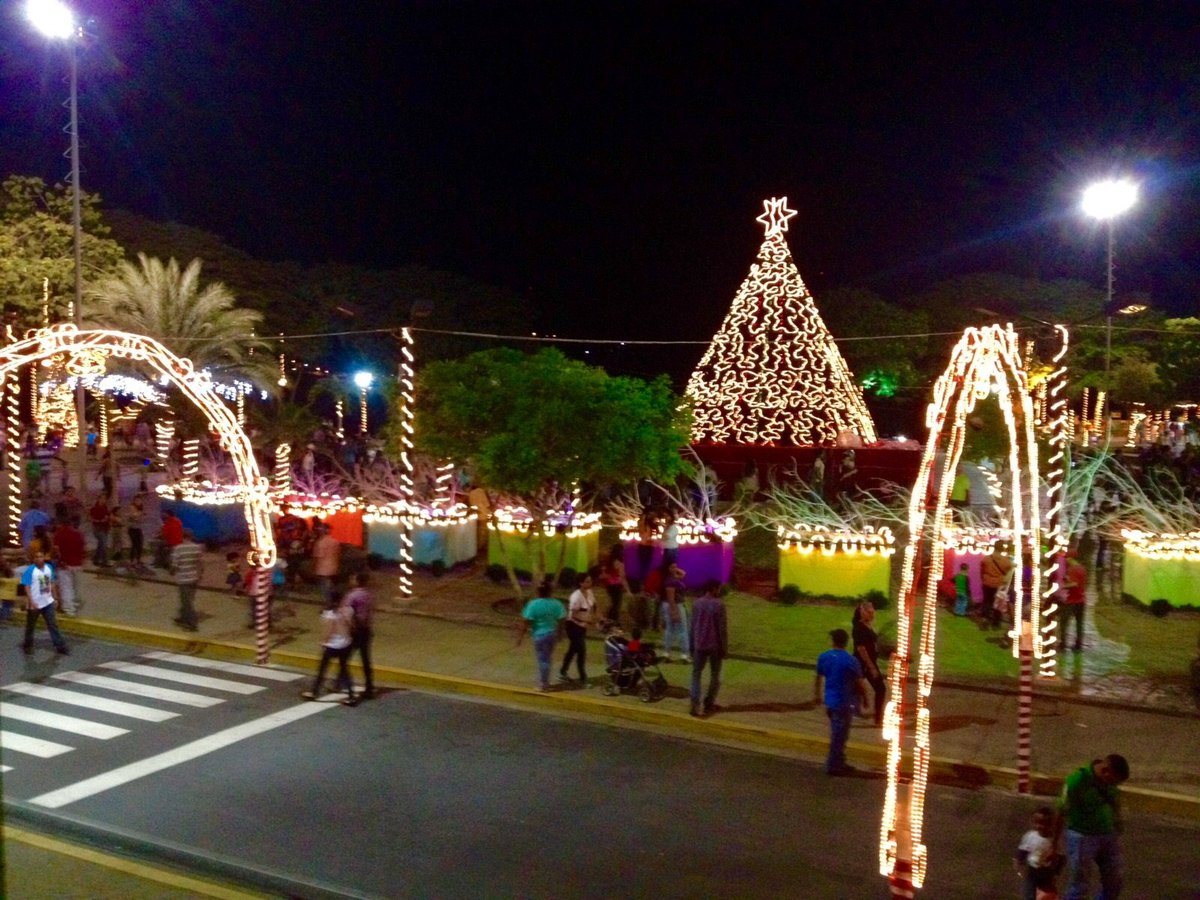 LatinoamericaES's tweet photo. Sal un rato de casa y disfruta de la #Navidad junto a tu familia en el Mirador Angostura :)

Fotografías: @daproli https://t.co/beL4fWw821