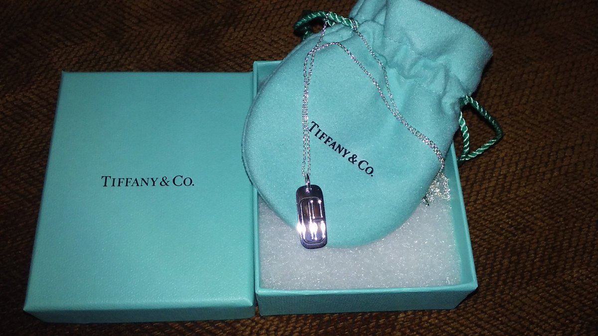 annchambers0122's tweet photo. Love my beautiful Christmas gift!! #lovemyjob @Clinique. @TiffanyAndCo. #startbetter https://t.co/0XqVQkhavQ