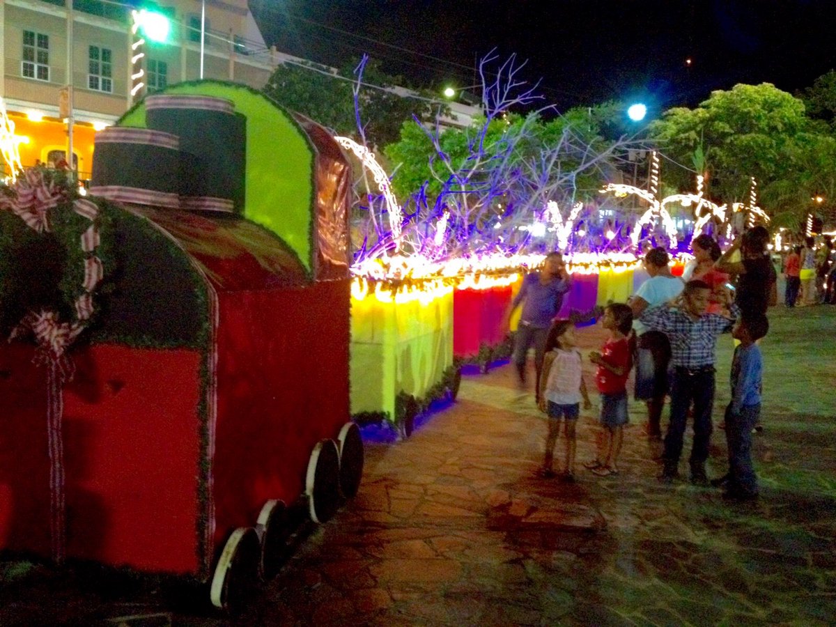 LatinoamericaES's tweet photo. Sal un rato de casa y disfruta de la #Navidad junto a tu familia en el Mirador Angostura :)

Fotografías: @daproli https://t.co/beL4fWw821