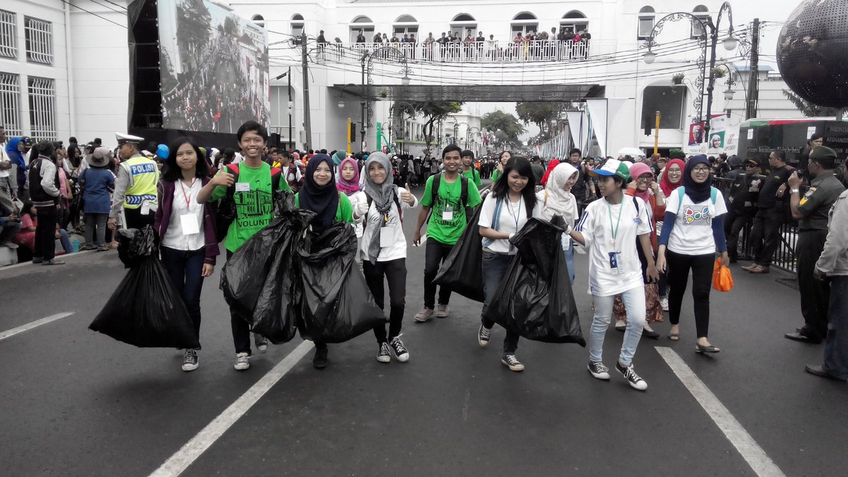 GPSbdg's tweet photo. Menyegarkan kembali kenangan alumni hati #formasiPakistan di Jalan Asia Afrika. Semangat dan serunya sampe sekarang https://t.co/OT0sSUuL6w