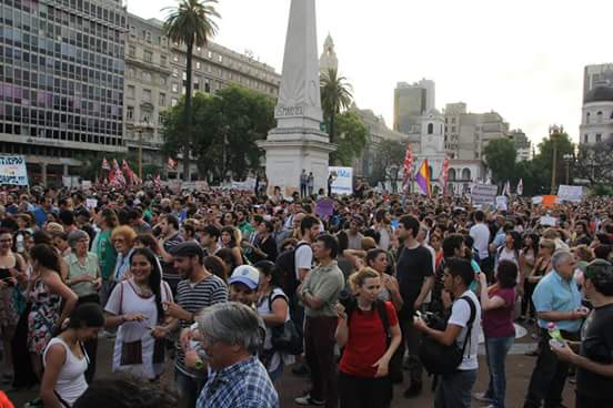 ItatiColman's tweet photo. Apoyo en todo el país a la ley de medios. Lo que no muestran en ningún lado, Plaza de Mayo,Rosario,Mendoza,Cordoba https://t.co/MlLb0LREri