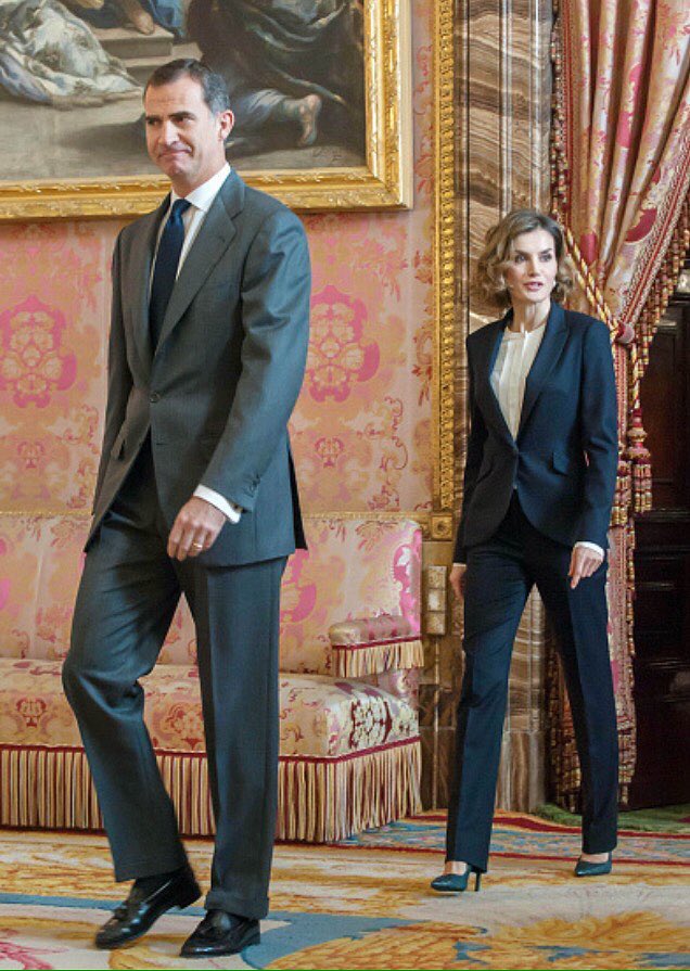 ReinaLetiziaInf's tweet photo. Los Reyes han presidido la XIII Reunión del Patronato de la Fundación Princesa de Girona @FPdGi (Madrid, 14/12/2015) https://t.co/NuNfVIlPEl