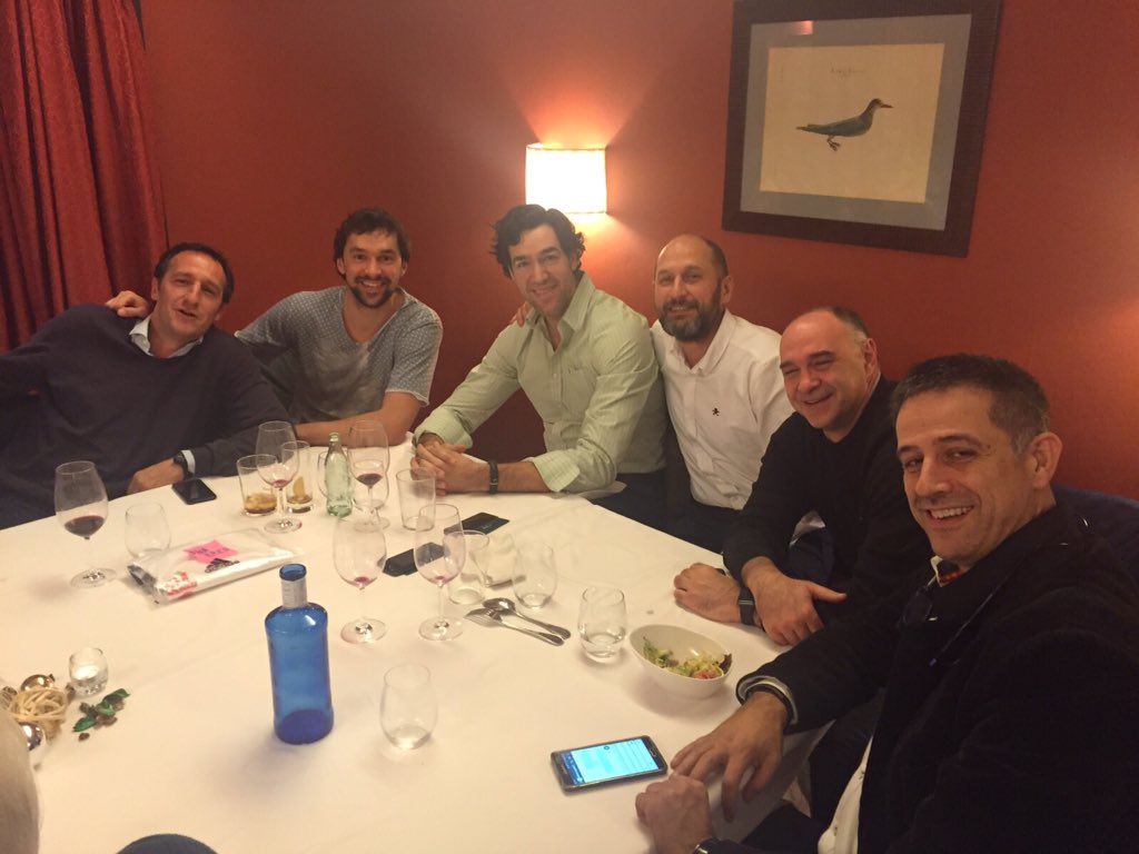 lsanz19's tweet photo. Noche de buenos recuerdos en la cena d las @LeyendasRMB con @pablolaso #angulo #jcoll #pepe y sabia nueva @23Llull https://t.co/XN84m5smL5