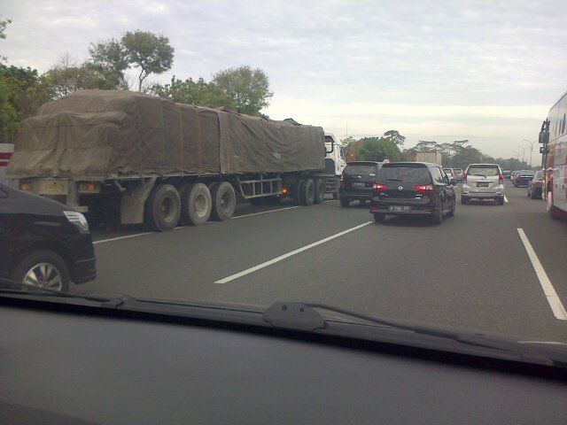 TMCPoldaMetro's tweet photo. 07.07 Truk Mogok di km 9,8 lalin Tol Cibubur arah Cawang tersendat  https://t.co/UzkZmrWQ2f @kabar_jalanan