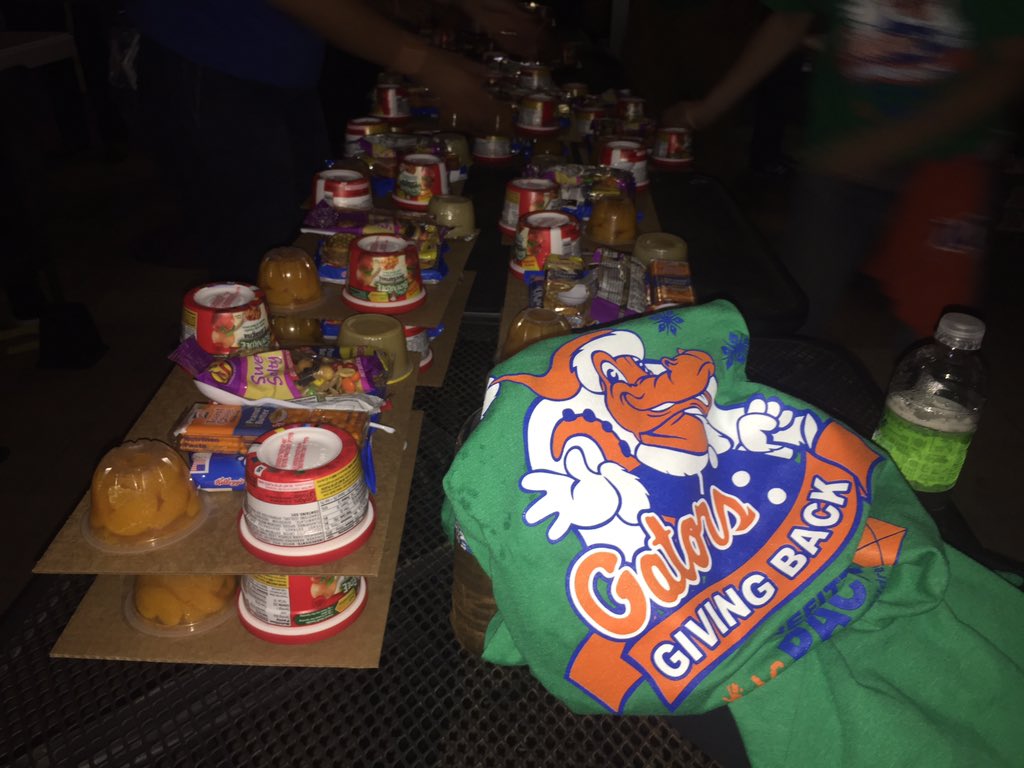 TampaGatorClub's tweet photo. Packing 600 packs which equals 3,600 meals! @KidsPackUSA #GatorsGivingBack https://t.co/heSj6W7INr