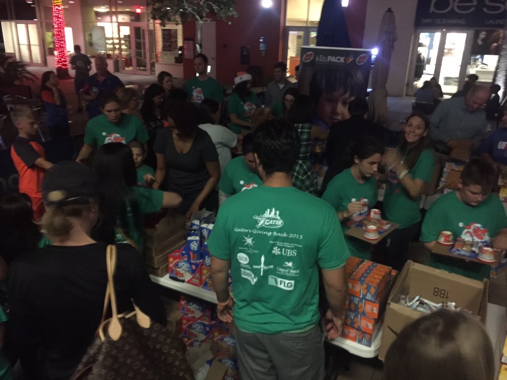 TampaGatorClub's tweet photo. Packing 600 packs which equals 3,600 meals! @KidsPackUSA #GatorsGivingBack https://t.co/heSj6W7INr