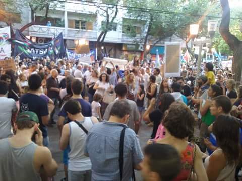 ItatiColman's tweet photo. Apoyo en todo el país a la #LeyDeMedios Lo que no muestran en ningun lado, Plaza de Mayo, Rosario,Mendoza,Cordoba https://t.co/MjMPzQZswV