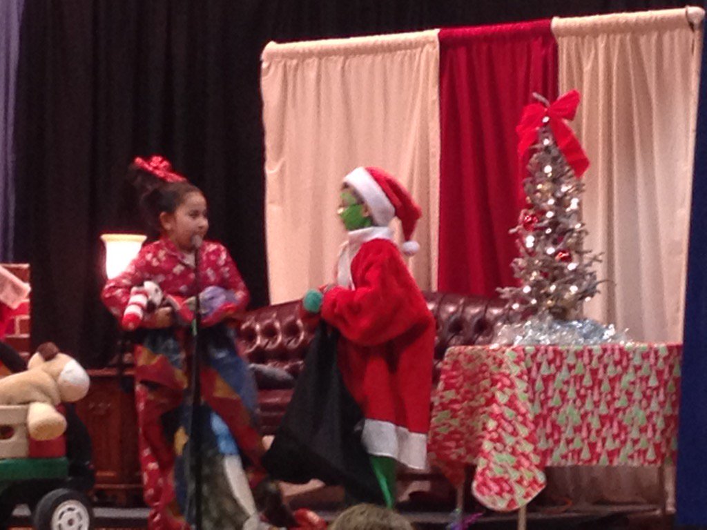 Dulciedavis2's tweet photo. Eakin's play- The Grinch. #bcs2015 https://t.co/v2JzqcOqrp