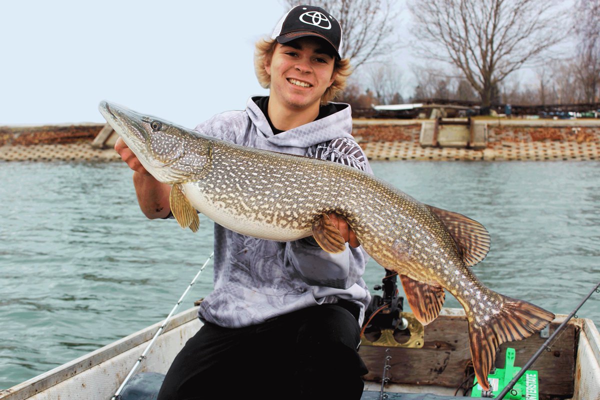 got off work at 9, So I went to go look for some big girlsss, Wooooop @BASS_nation <a href="/Abu_Garcia/">Abu Garcia</a> <a href="/BerkleyFishing/">BerkleyFishing</a>