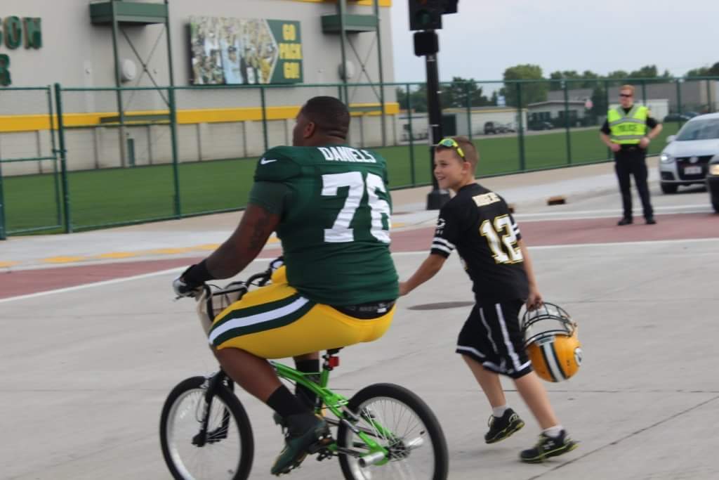 bigdaddycoz's tweet photo. Glad @Mike_Daniels76 is sticking around! https://t.co/d23HkBDRdH