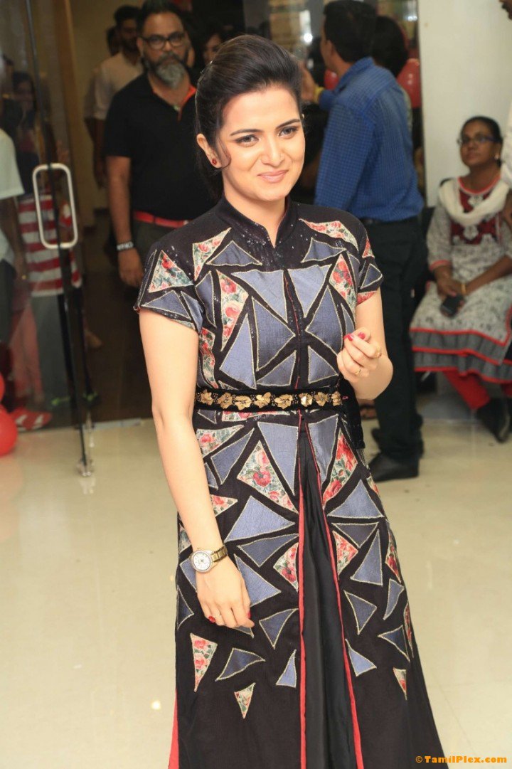 DhivyaDharshini's tweet photo. Thank u Tony&amp;Guy essensuals for having me..May ur service grow Bigger n Bigger... AL d best wishes... https://t.co/uvV9EiX1rG