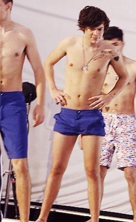 _tommocat's tweet photo. I have an entire album of "Harry in tiny shorts next to people in shorts of a normal length"
#MTVStars one direction https://t.co/eJE9JjKtan
