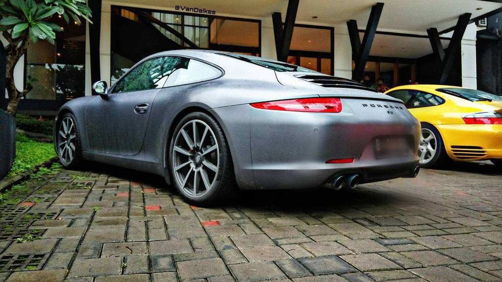 OnlyCarrera's tweet photo. #porscheindonesia #porsche #porsche911 #911 #911gts #carporn #mattegray #yellow #carrera #turbo #996 #supercarsunda… https://t.co/guhPq3rW4m