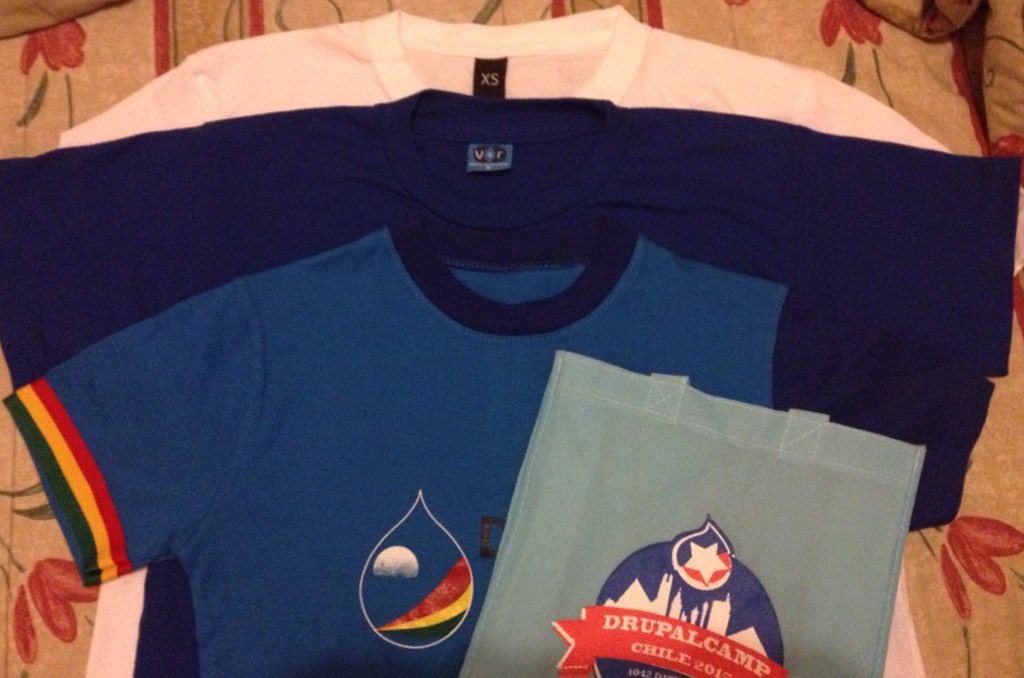 Doakym's tweet image. Mis poleras de la #DrupalCampChile2015, y también una comparación de la talla small en Latinoamérica, da para pensar