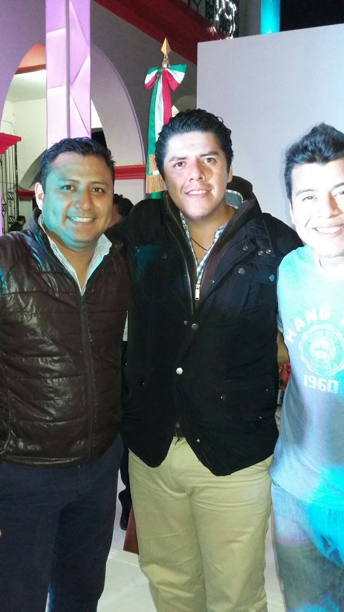 siddhartaluna's tweet photo. Saludando a mi amigo Dip @MnulCorpusDiaz 2do Informe d Gobierno d la Presidenta d Zimatlan @YolandaBritania #Oaxaca https://t.co/vCFZakt0AL