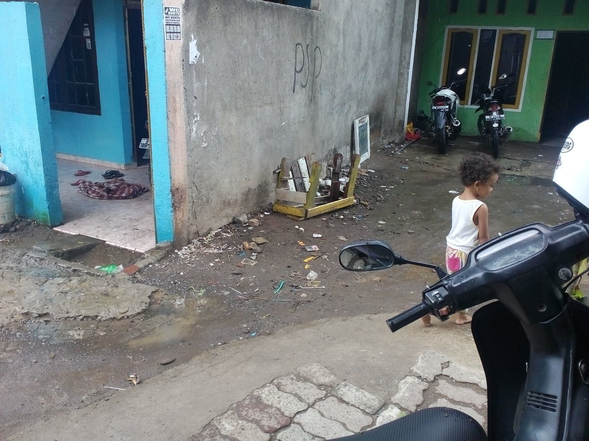 #sebagian warga di perumahan kota makassar masih blum peduli dengan kebersihan lingkungan..<a href="/gofojoy/">go_olj</a>