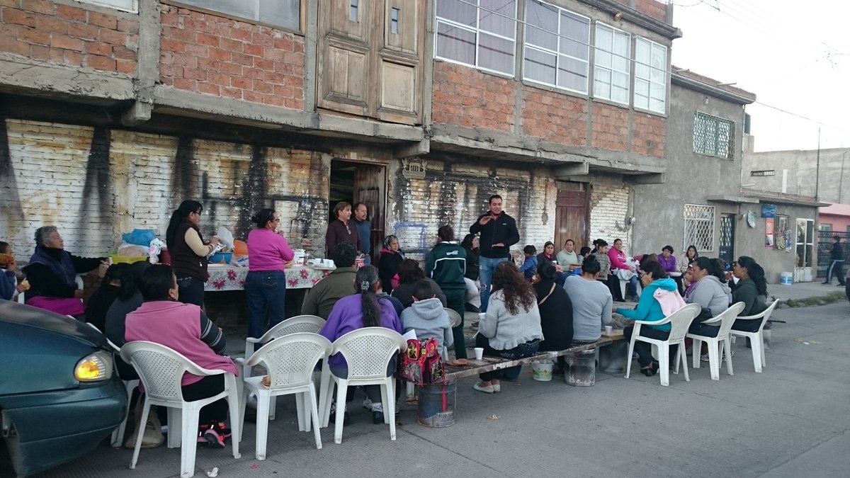 VictorSoto82's tweet photo. Empieza la comedera Y lo q falta!! Divertida posada en col. Azcapotzalco!! @pri_mpal @MakySolisN @AlexGutierrezD https://t.co/X3DFbyowCK