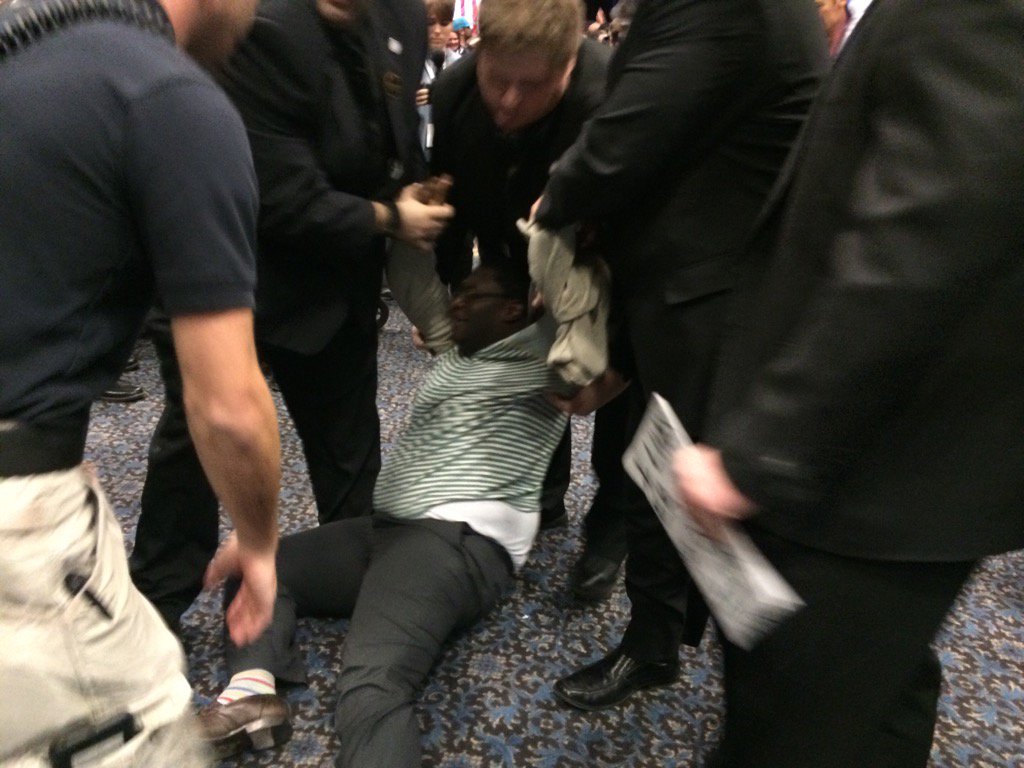 Riñen seguidores y opositores de Trump en mitin en Las Vegas - CWPOR2GU8AAhKRk