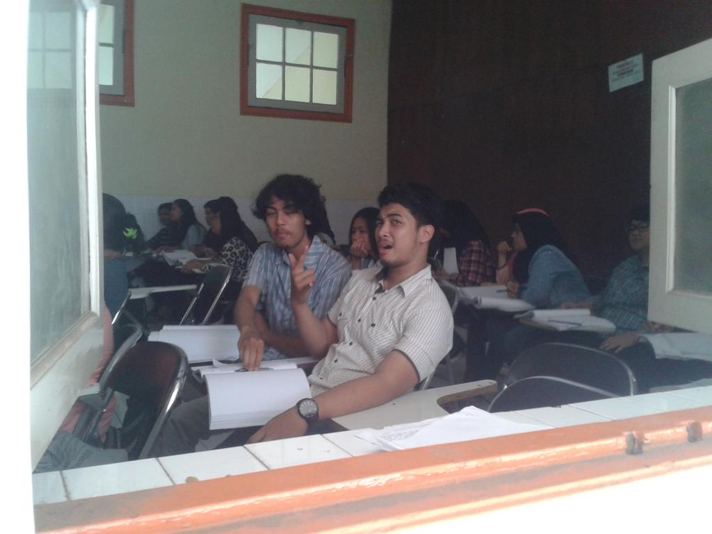 Yahh enaknya adek adek 2015 kuliah grammar 1 ditemani sesepuh <a href="/gohoMJ/">nugroho mulat jati</a> <a href="/RigaWinantoro/">Rigawinantoro</a> semangatttt