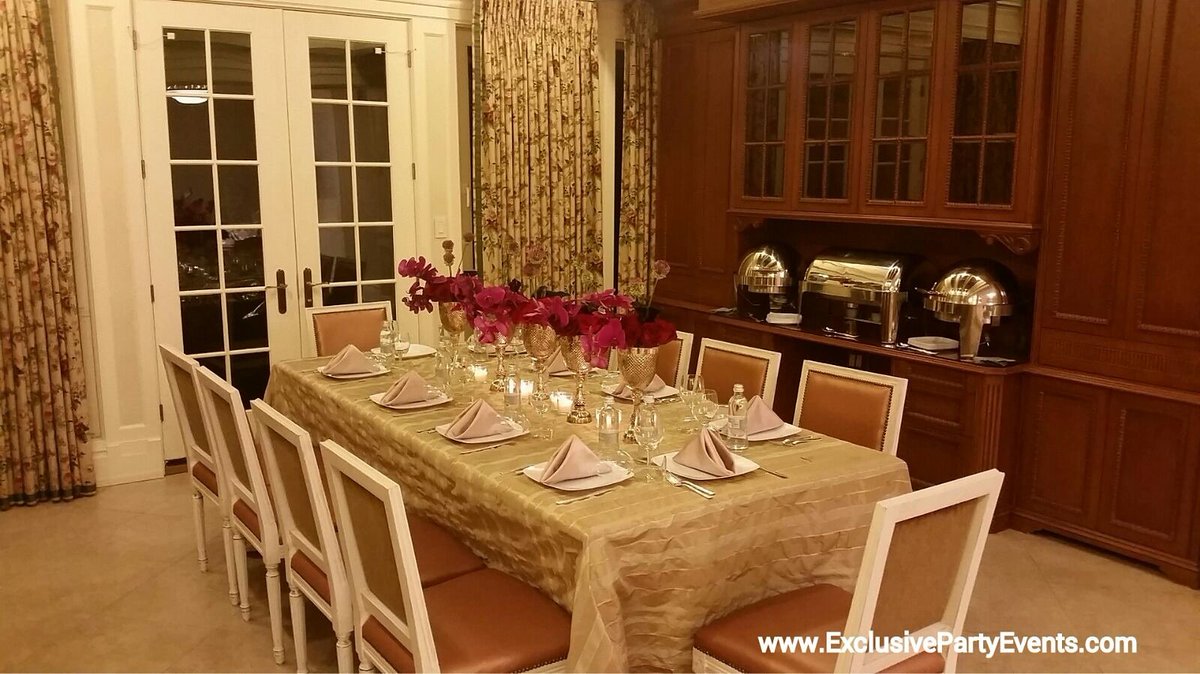 Private house party for one of our client's. 
#HomeSweetHome #PrivateParty #TableSelfie #TableScape #TableSetting