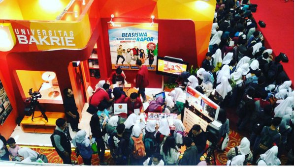 Keseruan di booth <a href="/UBCampus/">Universitas Bakrie</a> pada Edu Fair 2015 Kota Bekasi. Ayo merapat! Ada info beasiswa lengkap lho! Kita tunggu!